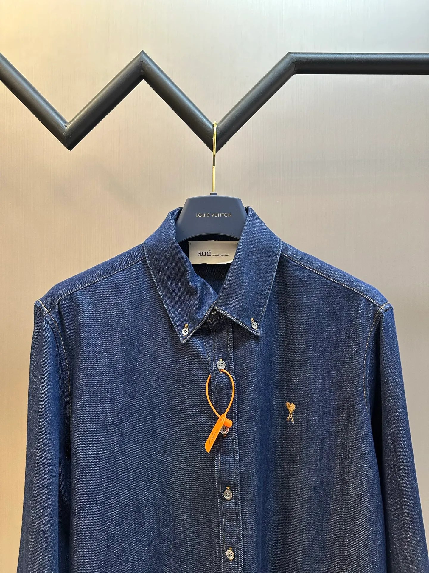 Ami Paris embroidered denim shirt is made of custom-made fermented denim material, with a deep twilight blue as the background color. It is pure and rich, with a golden brown heart on the chest. It is small but eye-catching, injecting agility and elegance into the tough denim. Using imported machine embroidery technology, advanced computer control systems and precision mechanical components, Ami love embroidery operations are realized. Using fried sand hand-rubbing technology, the surface of the denim material will be naturally faded and worn by processing on the sand-fried sand machine. Then, special tools are used to physically damage the surface of the denim material by hand, maintaining the original texture and details while increasing its uniqueness. Stir-fried snowballs, fried salt, specially prepare the corresponding solution, add a certain amount of dye, soak the denim material in it to absorb the solvent, and then scrub and dry it to further fade and oxidize it. size：s m l xl